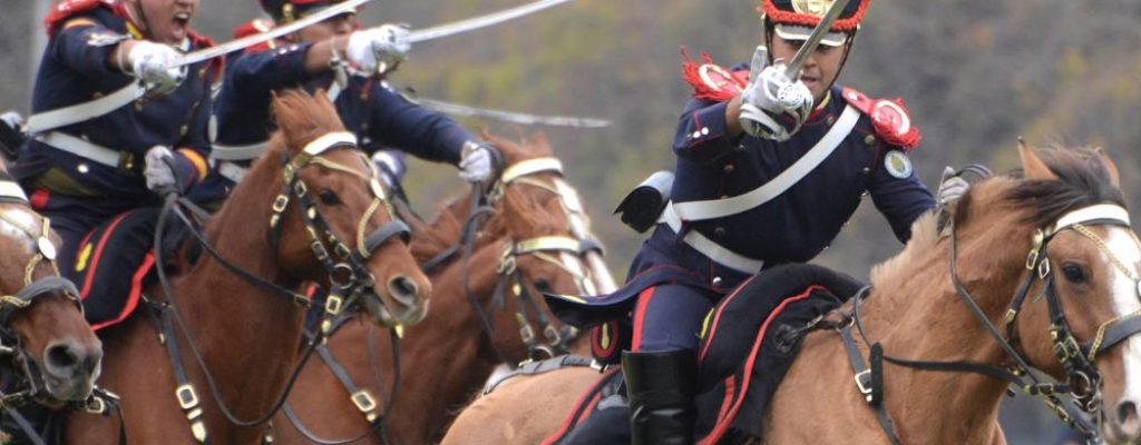 Granaderos-a-caballo-al-ataque