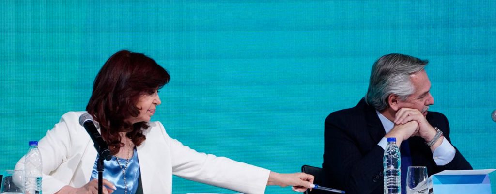 cristina-kirchner-le-dijo-a-alberto-fernandez-te-pido-que-uses-la-lapicera