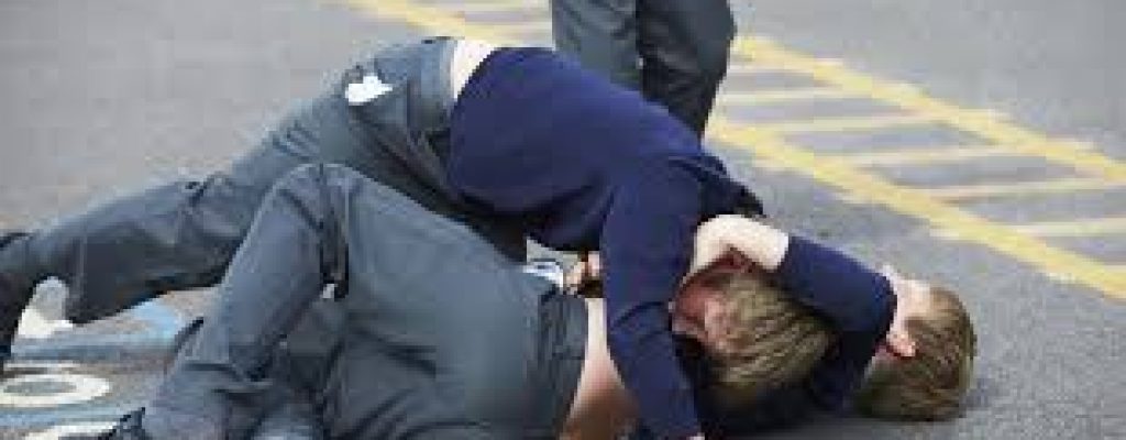 imagesalumnos peléandose en la escuela