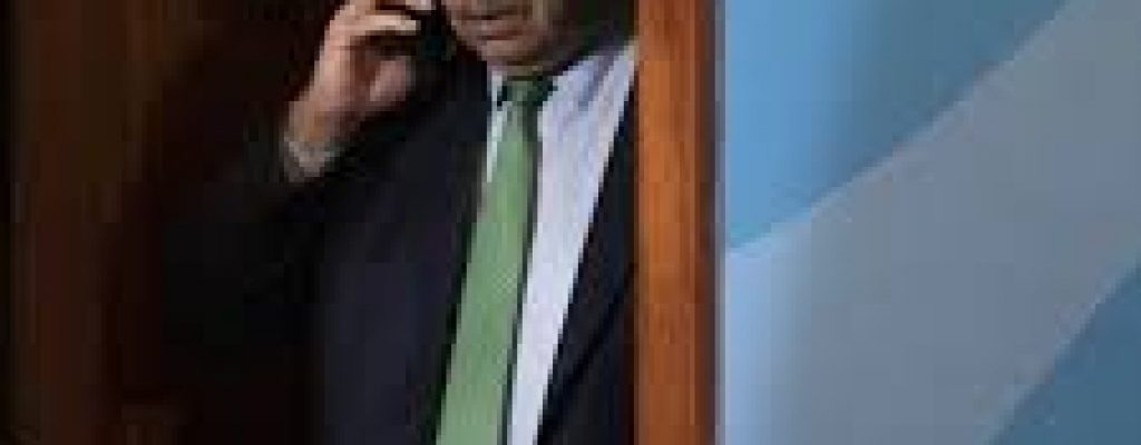 presidente hablando por celular