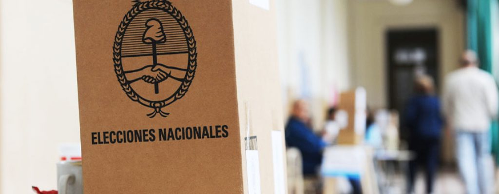 23-10-2011 CIUDAD// elecciones generales para presidente 2012  colegio Manuel Belgrano gente votando mirando lista foto Francisco Guillen