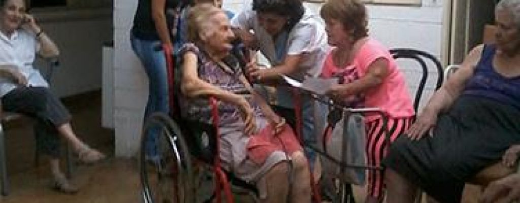 viejos en geriatricos